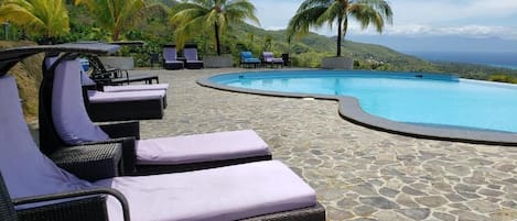 Piscine extérieure, chaises longues