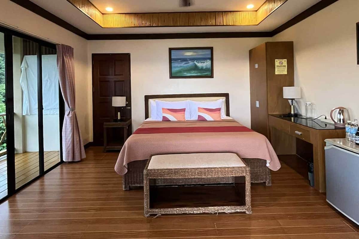 Deluxe Room | In-room safe, individually decorated, individually furnished, desk