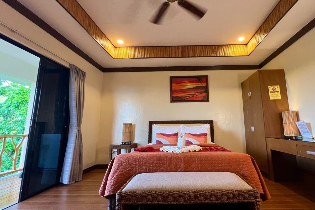 Deluxe Mountain View | In-room safe, desk, WiFi (free), individually decorated