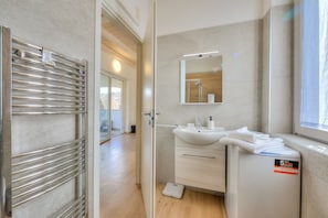 Douche, sĂšche-cheveux, bidet, serviettes fournies