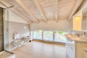 Shower, hair dryer, bidet, towels - Golden Terrace, Leggiuno, Italy (Leggiuno)