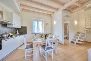 Fridge, oven, stovetop, coffee/tea maker - Golden Terrace, Leggiuno, Italy (Leggiuno)
