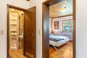 2 bedrooms, free WiFi, bed sheets - Holiday Apartment "Hirschturmblick" with Balcony & Wi-Fi (Zell am Harmersbach)
