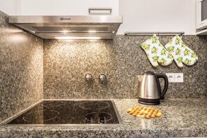 Fridge, microwave, oven, stovetop - Holiday Apartment "Waldesruh" near Slopes with Balcony & Wi-Fi (Titisee-Neustadt)