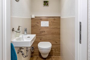Een douche, gratis toiletartikelen, een haardroger, handdoeken