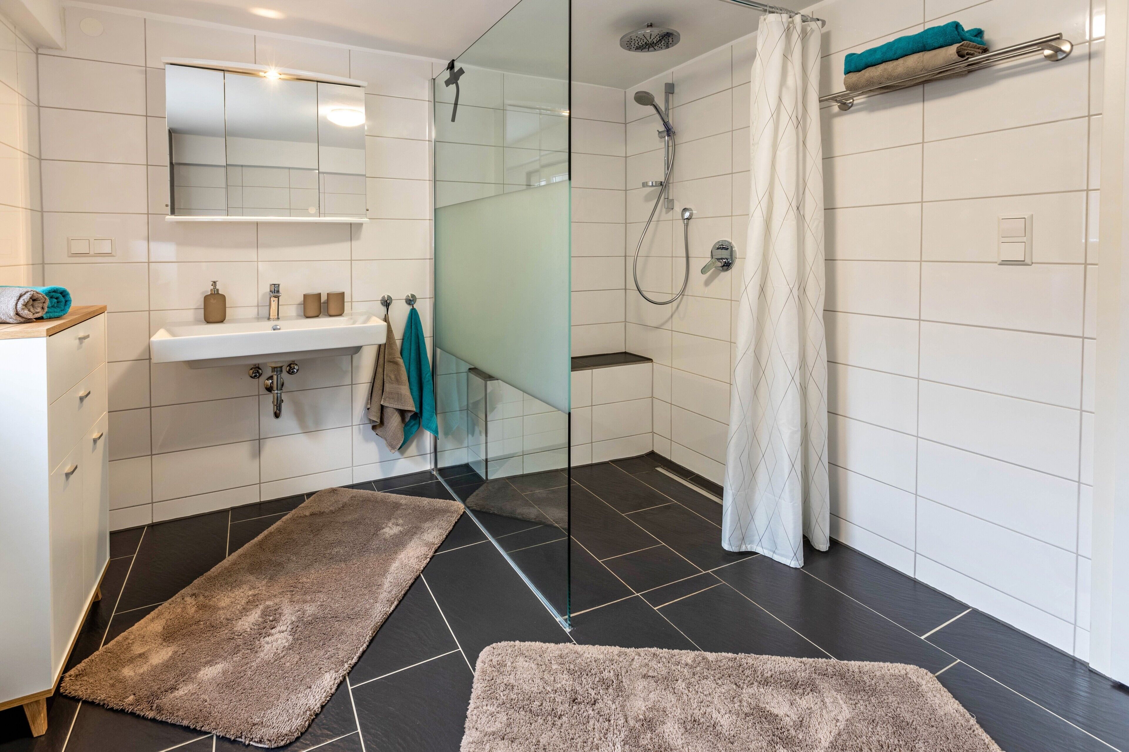 Suihku, ilmaiset hygieniatuotteet, hiustenkuivaaja, pyyhkeet