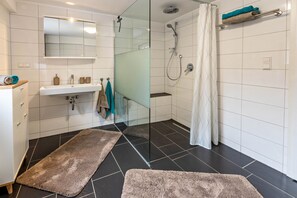 Dusche, kostenlose Toilettenartikel, Haartrockner, Handtücher