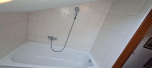 Baignoire, articles de toilette gratuits, sèche-cheveux
