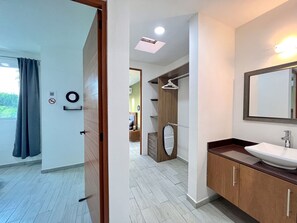 淋浴设施、吹风机、毛巾、肥皂