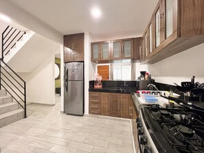 Een koelkast, een magnetron, een oven, een kookplaat