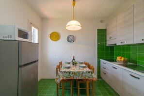 Fridge, microwave, stovetop, coffee/tea maker - Il Vecchio Faro A48 150m From The Beach, Porto San Paolo, Italy (Porto San Paolo)