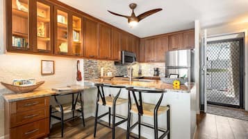 Jääkaappi, mikroaaltouuni, uuni, liesi