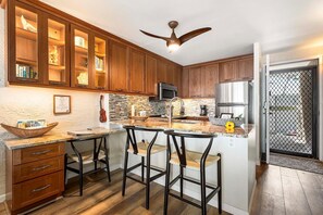 ثلاجة، ميكروويف، فرن، موقد طهي مسطح