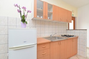 Kühlschrank, Herdplatte, Wasserkocher mit Kaffee-/Teezubehör