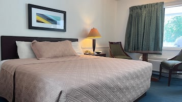 Una scrivania, tende oscuranti, culle/letti per bambini (gratuiti)