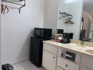 Combined shower/bathtub, hydromassage showerhead, designer toiletries - WINDTREE INN (Grove Hill)