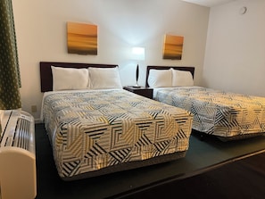 Chambre Deluxe double, 2 grands lits | Draps en coton égyptien, literie de qualité, bureau
