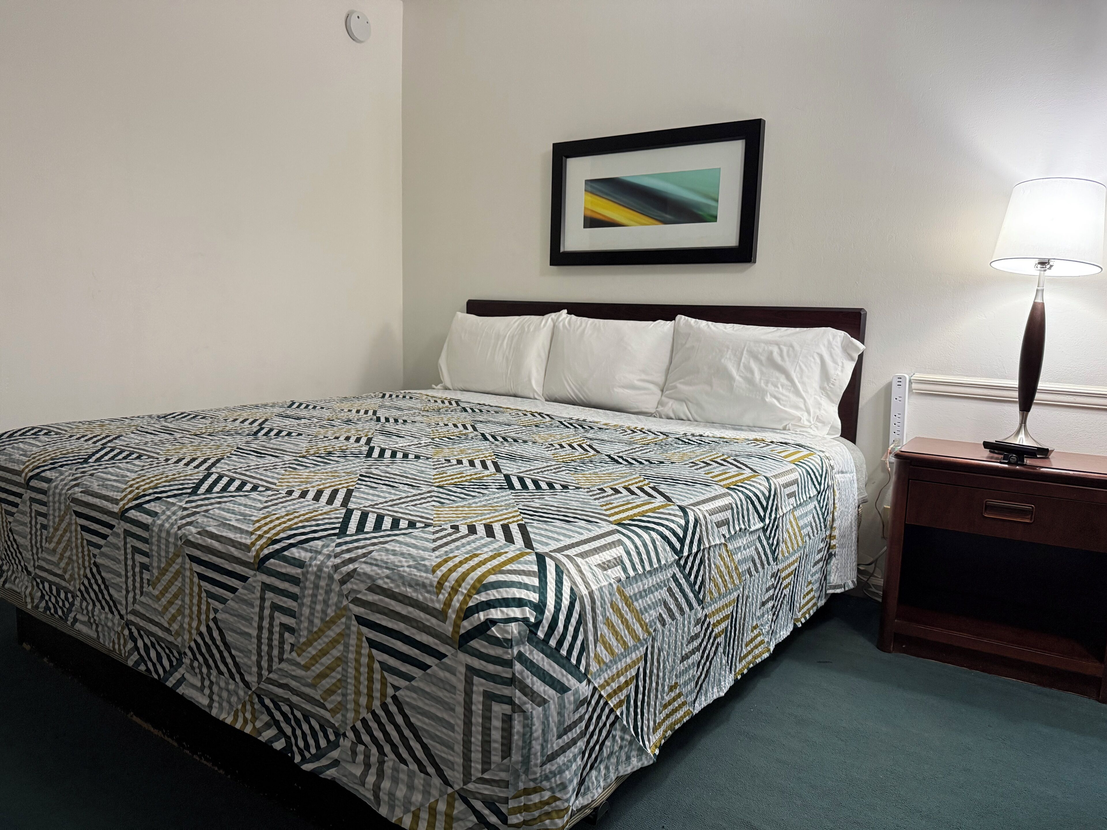 Enkeltrom – deluxe, 1 kingsize-seng | Skrivebord, blendingsgardiner og barnesenger (inkludert)