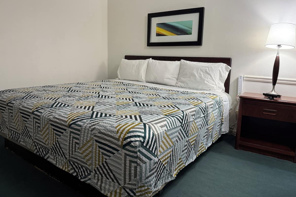 Enkeltrom – deluxe, 1 kingsize-seng | Skrivebord, blendingsgardiner og barnesenger (inkludert)