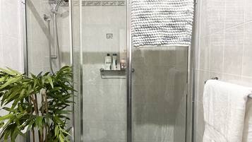 Bruser, hårtørrer, håndklæder, Shampoo