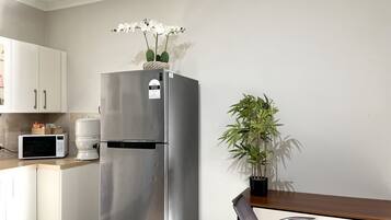 Køleskab, mikrobølgeovn, ovn, kogeplade