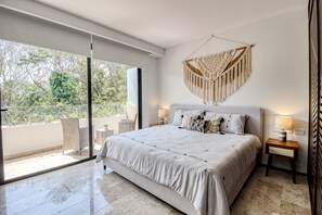 Tabla de planchar con plancha, internet y ropa de cama 