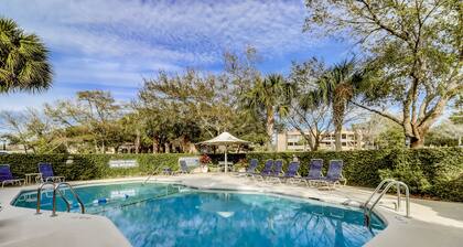 Charming bay view villa with pool, washer/dryer, balcony, TV, & full kitchen