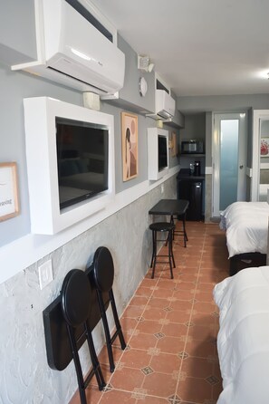 1 dormitorio, escritorio, tabla de planchar con plancha y wifi
