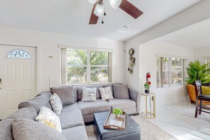 TV - Breezy dog-friendly home near Deerfield Beach with private pool, lawn, fast WiFi (Deerfield Beach)