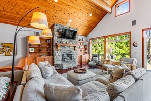 TV, peis, bøker og stereoanlegg