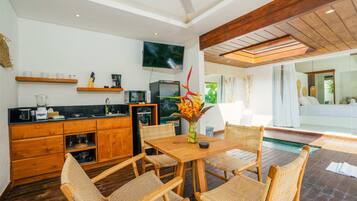 Basic Villa, 1 King Bed | Dining