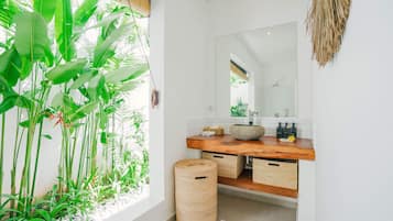Basic Villa, 1 King Bed | Bathroom | Shower, hair dryer, towels, soap