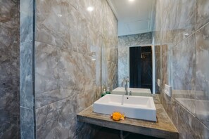 Villa básica, 2 camas de matrimonio | Baño | Ducha, secador de pelo, toallas y jabón