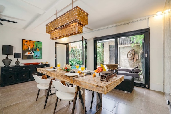 Basic Villa, 2 Queen Beds | Dining