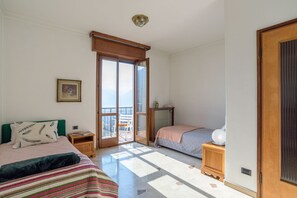 2 habitaciones, tabla de planchar con plancha, internet y ropa de cama