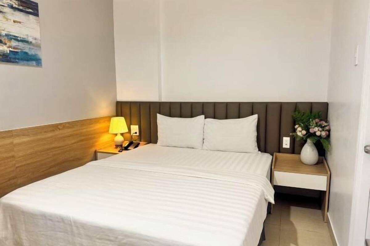 Minibar, desk, laptop workspace, free WiFi