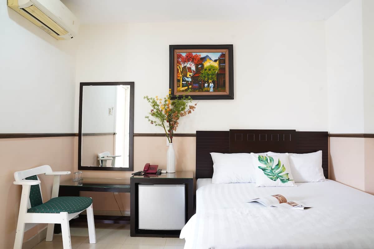 Standard Double Room | Minibar, individually decorated, individually furnished, desk