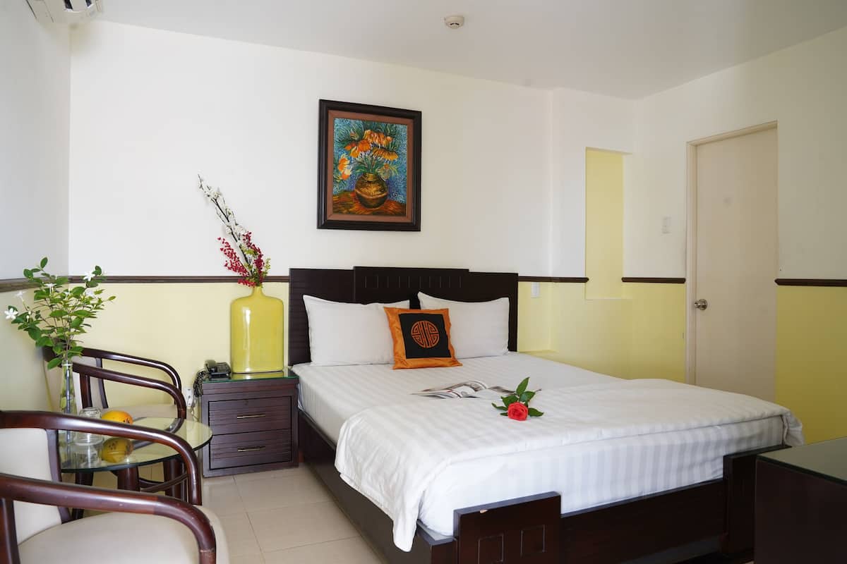 Premier Double Room | Minibar, individually decorated, individually furnished, desk