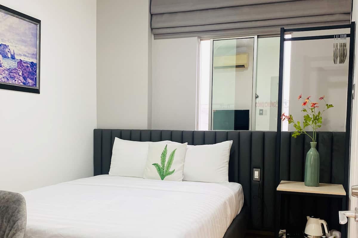 Superior Double Room | Minibar, individually decorated, individually furnished, desk