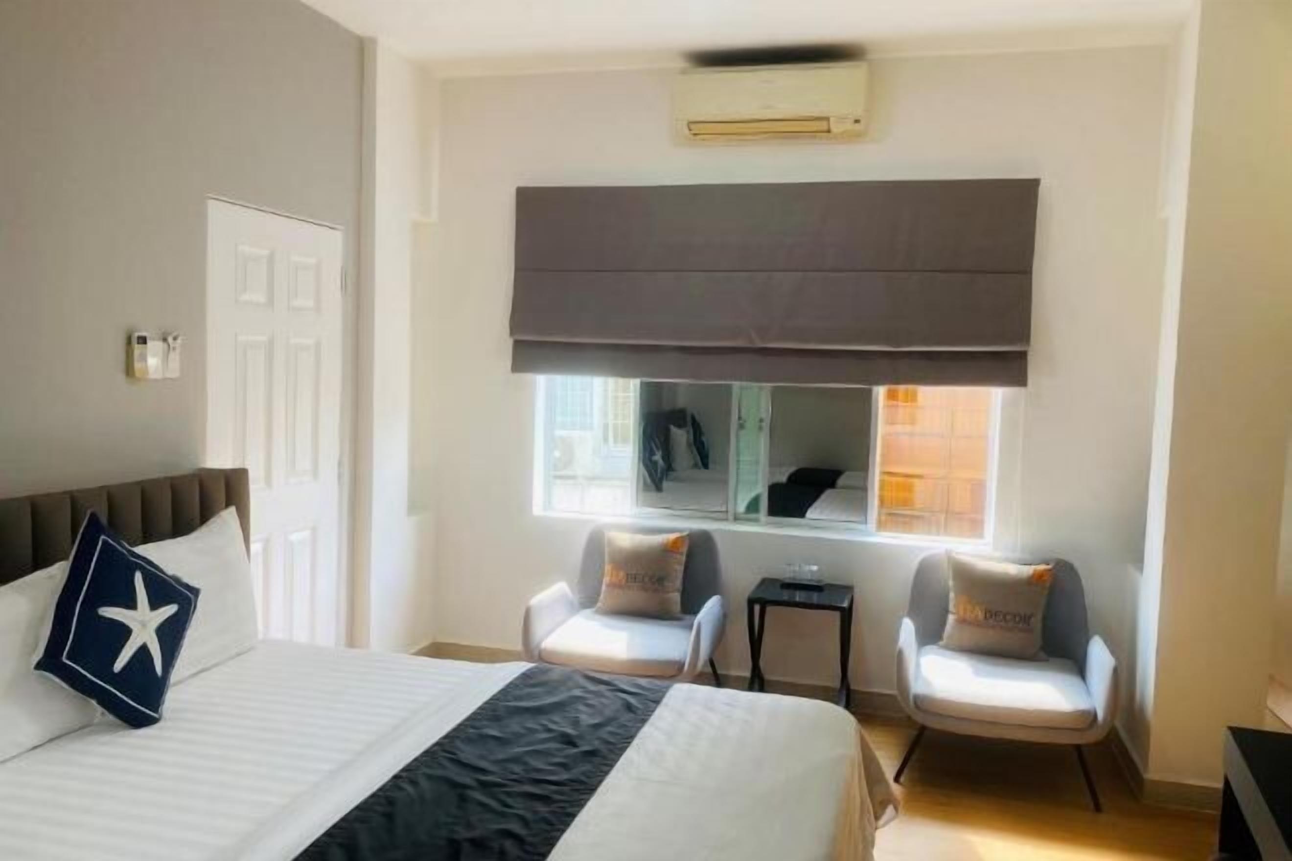 Minibar, individually decorated, individually furnished, desk