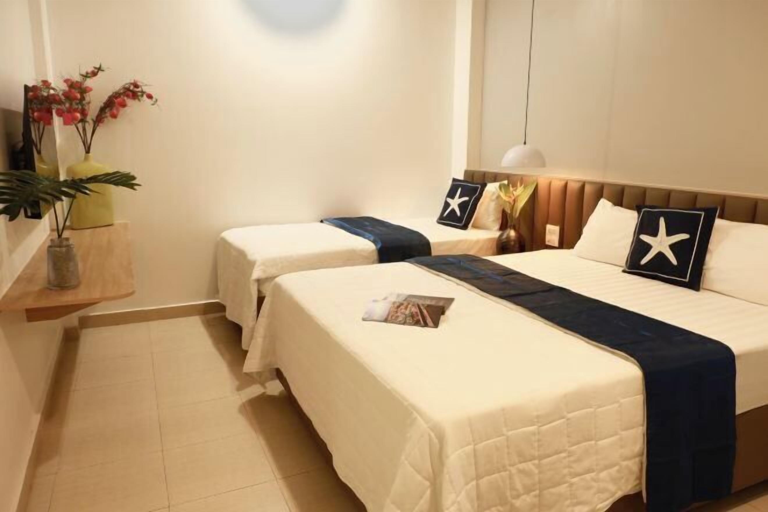 Minibar, individuell dekoriert, individuell eingerichtet, Schreibtisch