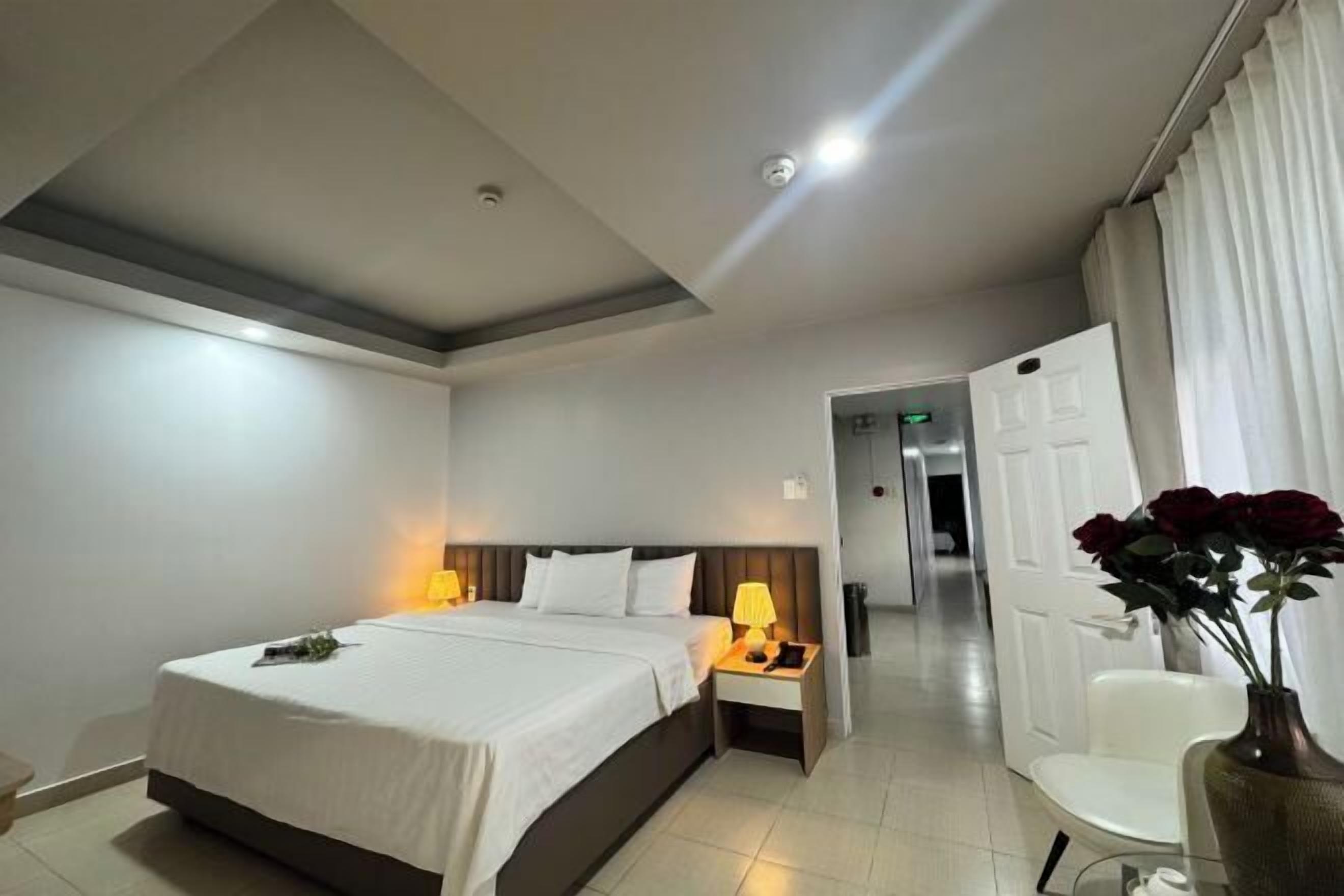 Minibar, individuell dekoriert, individuell eingerichtet, Schreibtisch