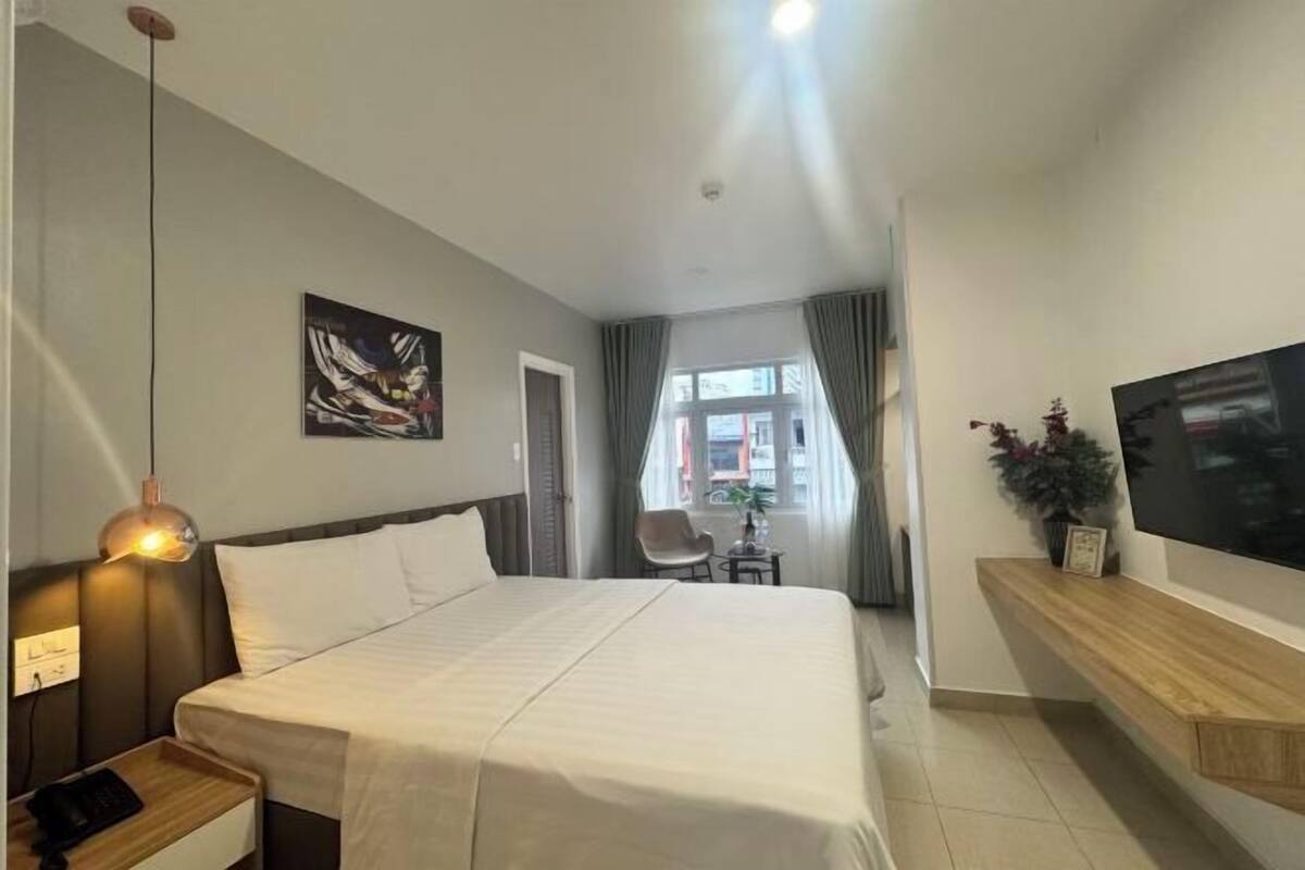 Minibar, individuell dekoriert, individuell eingerichtet, Schreibtisch