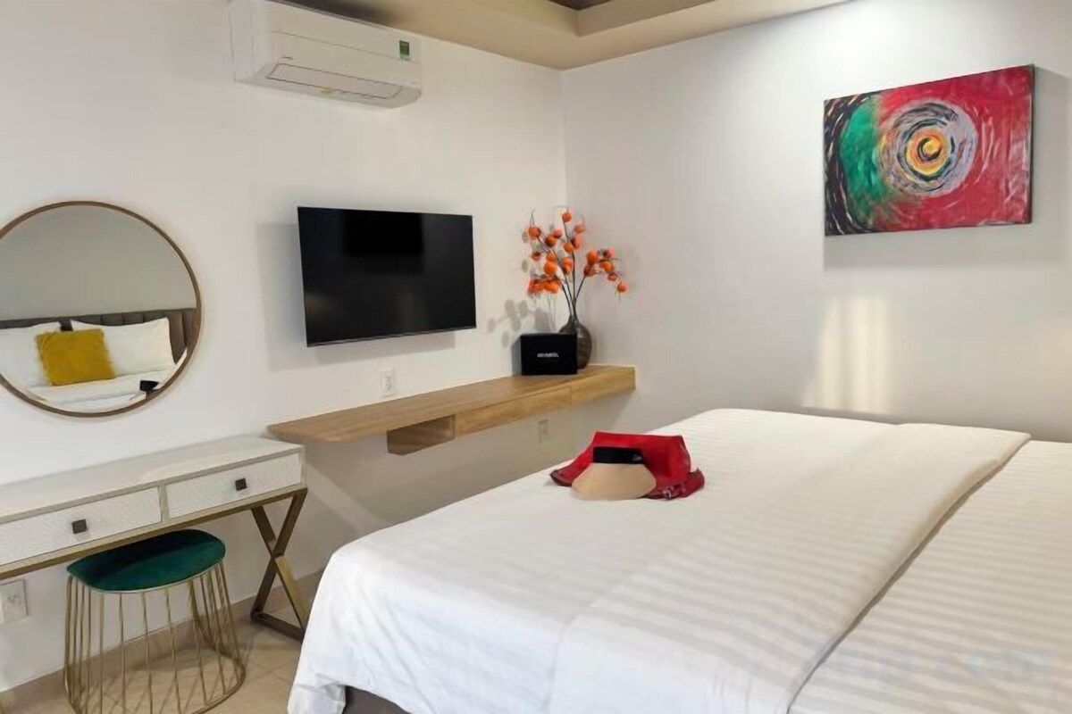 Minibar, bàn, khu vực làm việc phù hợp cho laptop 