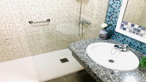 Ducha, secador de pelo y toallas