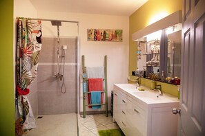 Douche, séchoir à cheveux, serviettes fournies, savon