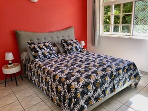 2 Schlafzimmer, Schreibtisch, Bügeleisen/Bügelbrett, Reisekinderbett