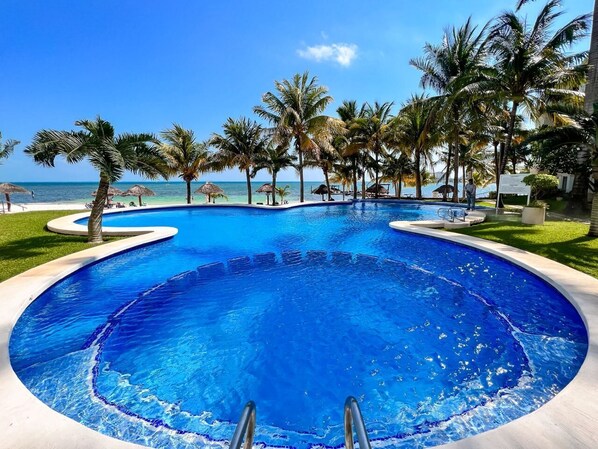 Pool - Sea Front 2BR / 2BTH Condo, Pool, Kayak & Parking (Cancún)