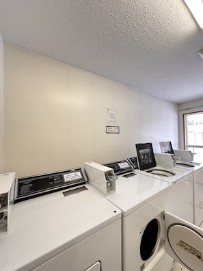 Laundry room - Howard Johnson by Wyndham Edson (Edson)