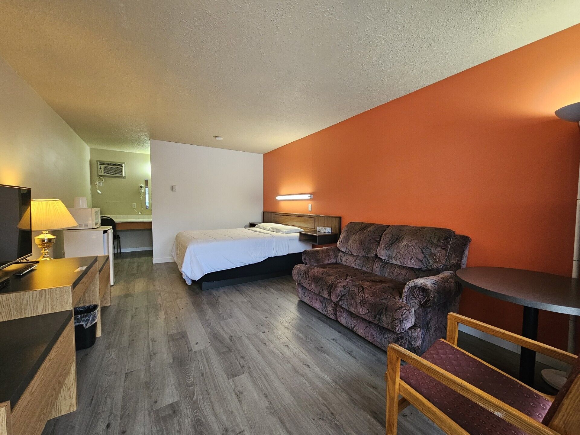 Room, 1 Queen Bed, Non Smoking | Living area | 42-inch Smart TV with cable channels, TV